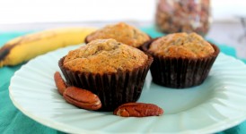 Hummingbird Muffins [a delicious muffin full of toasted pecans, pineapple, and mashed bananas!] from Bakerita.com