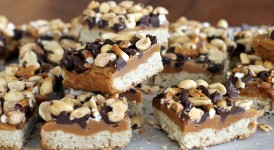 Fully Loaded Bars | Oat shortbread crust, peanut butter caramel, roasted peanuts, pretzels, and semi-sweet chocolate chips! [from bakerita.com]
