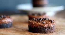 Frosted Chocolate Fudge Brownies (with the best chocolate frosting ever!) | Bakerita.com