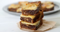 Gooey Toffee Chocolate Blondies [A chewy brown sugar blondie full of toffee bits and chocolate chunks, topped with caramelized sweetened condensed milk. Oh yeah!] | Bakerita.com