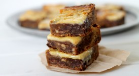 Gooey Toffee Chocolate Blondies [A chewy brown sugar blondie full of toffee bits and chocolate chunks, topped with caramelized sweetened condensed milk. Oh yeah!] | Bakerita.com
