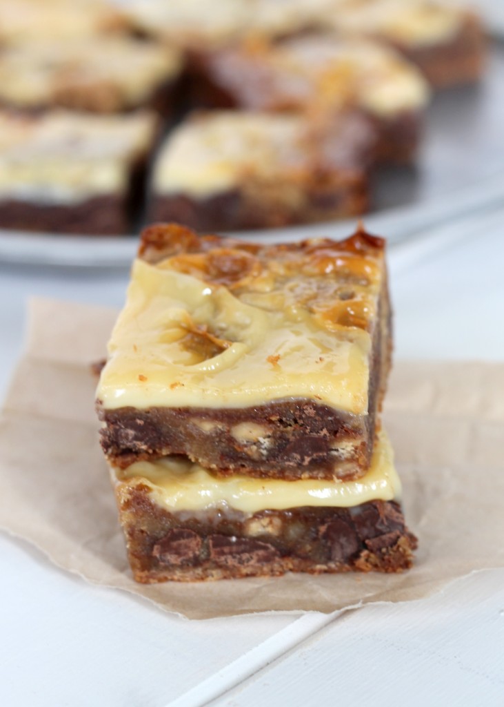 Gooey Toffee Chocolate Blondies [A chewy brown sugar blondie full of toffee bits and chocolate chunks, topped with caramelized sweetened condensed milk. Oh yeah!] | Bakerita.com