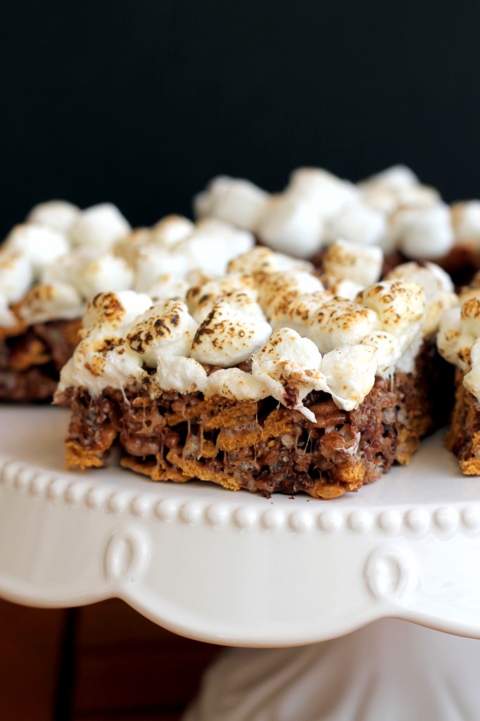 These Chewy S'mores Bars are portable, easy, no-bake bars that are the perfect alternative to gooey s'mores! Made with just 5 ingredients.
