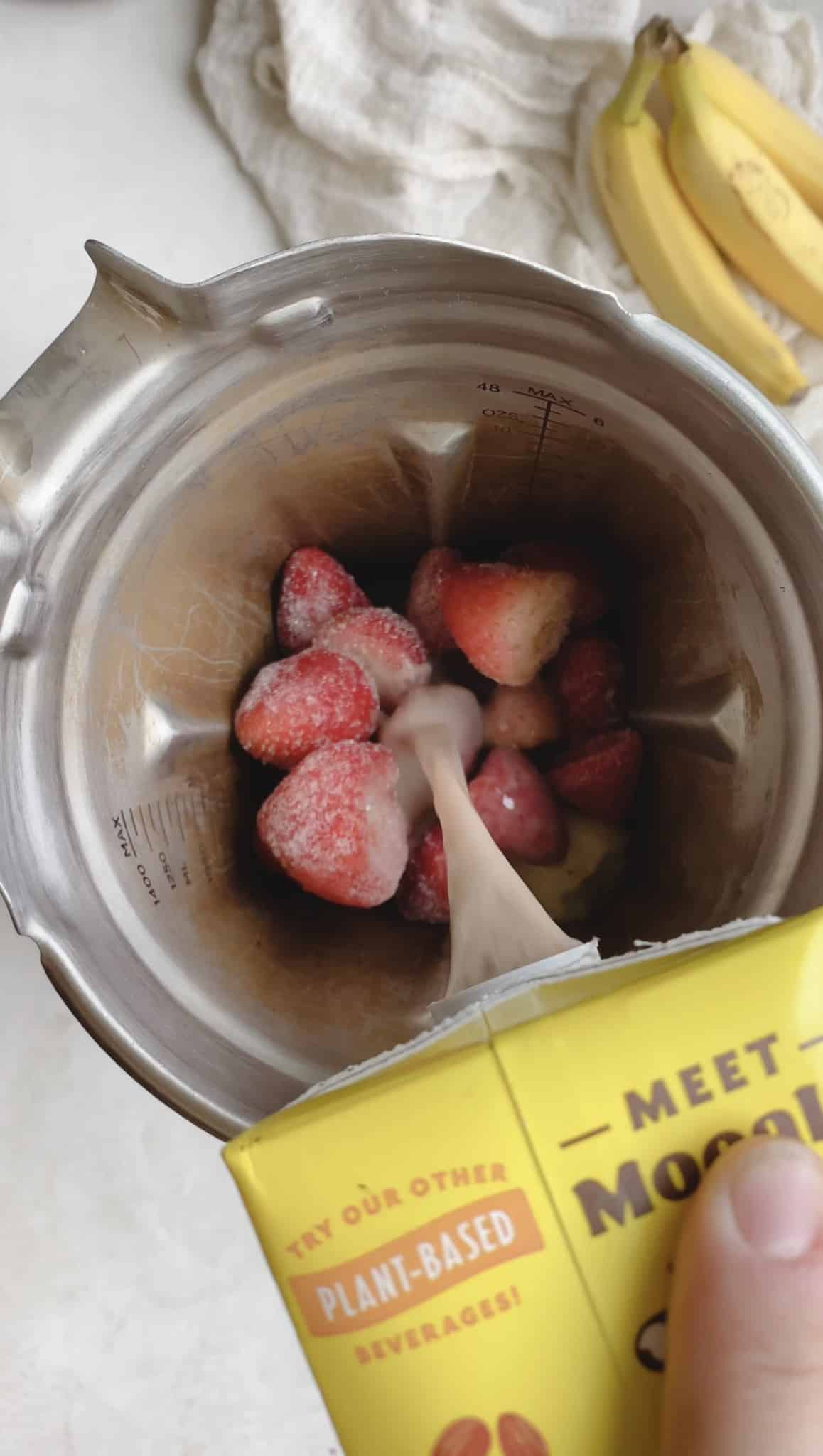 5-Minute Strawberry Banana Smoothie Bowl - Bakerita