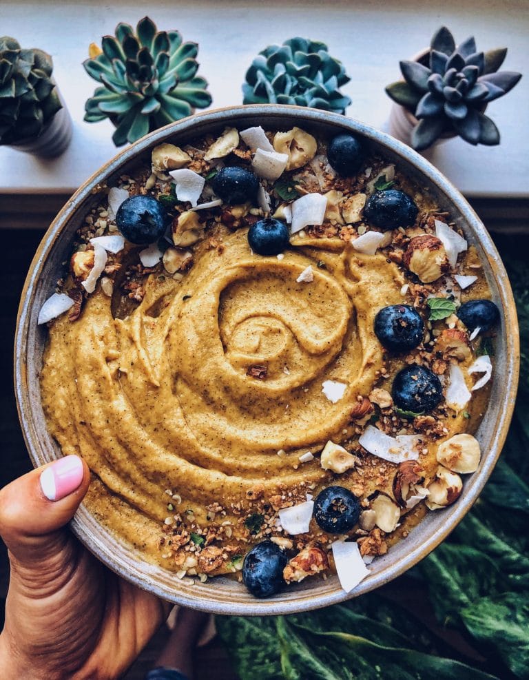 Golden Milk is anti-inflammatory, rich in antioxidants and has lots of health benefits. This smoothie combines this warming flavor into a smoothie bowl.