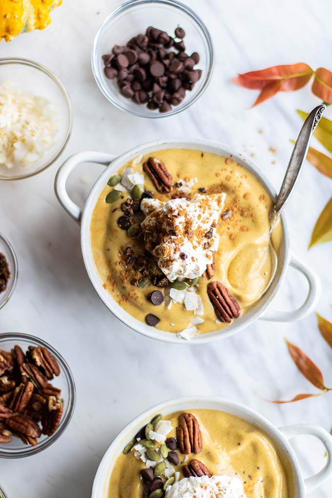 Pumpkin Spice Latte Smoothie Bowl / The flavors of your favorite Starbucks fall drink in a delicious breakfast smoothie bowl. | SUNKISSEDKITCHEN.COM | #psl #pumpkin #smoothiebowl #pumpkinspice