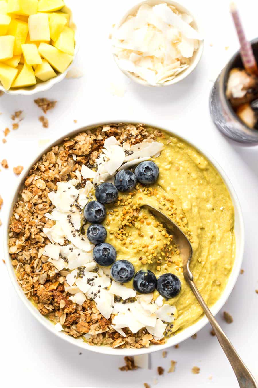 This energizing Mango Smoothie Bowl recipe is vegan and made with fruits, veggies and superfoods to give you fiber, vitamins and a natural healthy boost of energy at breakfast time! Easy to make! #smoothiebowl #mango #vegansmoothiebowl