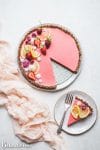 This Vegan Strawberry Lemonade Tart is a no-bake, gluten-free and paleo recipe made with loads of fresh strawberries and lemons. The scrumptious agar-thickened filling plays perfectly with the date-sweetened hazelnut crust. 