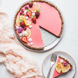 This Vegan Strawberry Lemonade Tart is a no-bake, gluten-free and paleo recipe made with loads of fresh strawberries and lemons. The scrumptious agar-thickened filling plays perfectly with the date-sweetened hazelnut crust. 