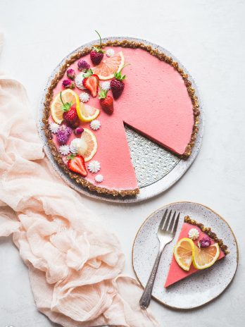 This Vegan Strawberry Lemonade Tart is a no-bake, gluten-free and paleo recipe made with loads of fresh strawberries and lemons. The scrumptious agar-thickened filling plays perfectly with the date-sweetened hazelnut crust. 