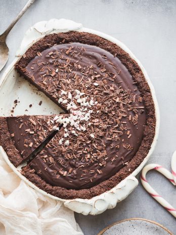 This Gluten-Free Vegan Chocolate Peppermint Pie makes for the best holiday dessert! With just SIX ingredients, it's simple to make and irresistibly delicious.